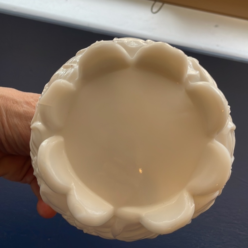 Vintage Westmoreland Pansy Milk Glass Trinket Dish - Picture 4 of 5